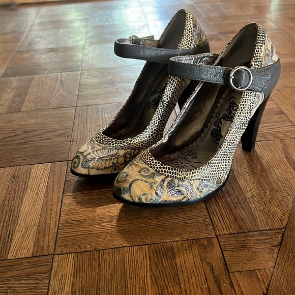 Naughty monkey heels - Picture 3 of 4